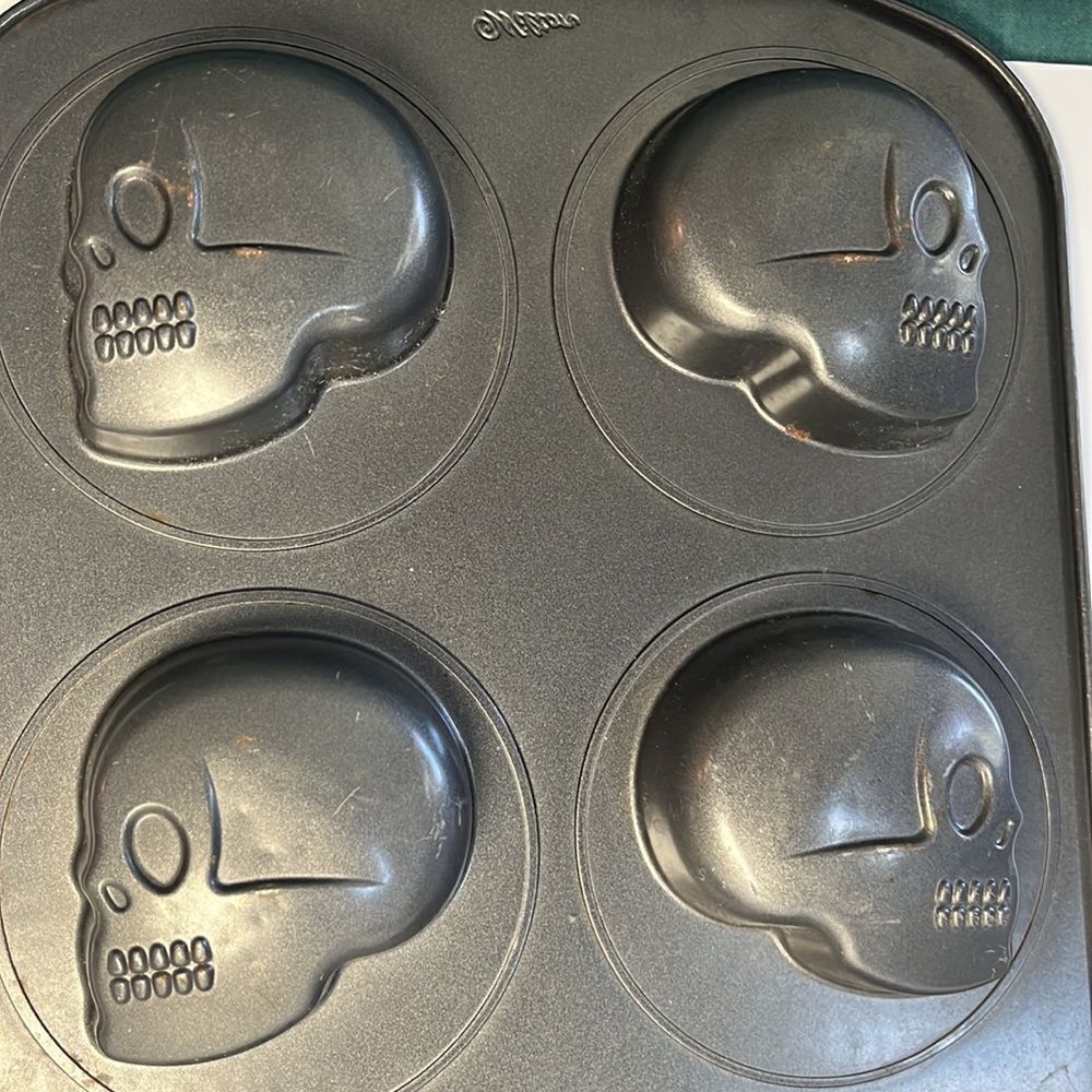 Wilton skeleton baking pan EUC - Picture 4 of 7